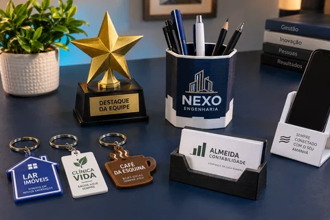Simulação de brindes para empresas fictícias: chaveiros personalizados, troféu e porta-canetas